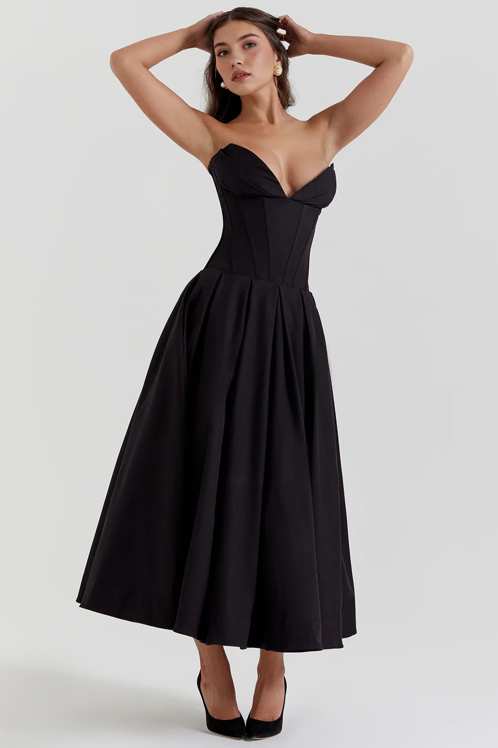 Vestido modelador SAMARA de Veska, en color negro, con diseño ajustado y detalles que realzan la figura femenina.