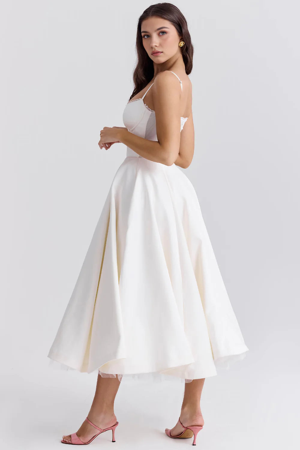 Vestido midi de Chloe de la marca Veska, con diseño elegante y detalles en el tejido, mostrado en la imagen.