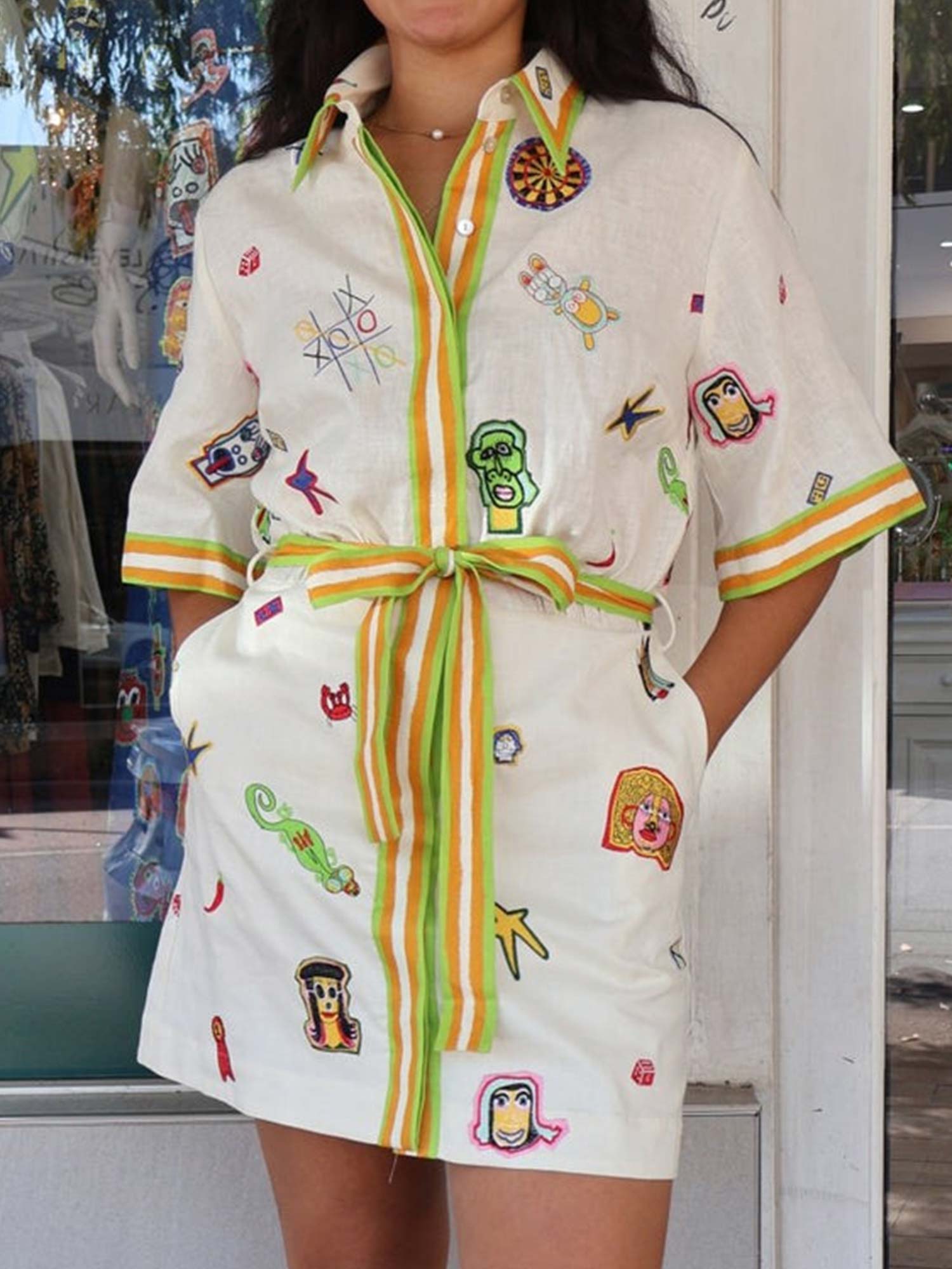 MINI VESTIDO CON ESTAMPADO GRÁFICO VINTAGE Y CINTURÓN PARA ATAR - Veska 