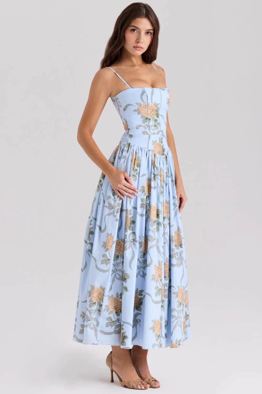 Vestido modelador MARINELLA de Veska, ajustado y cómodo, con diseño que realza la figura y detalles en la tela.