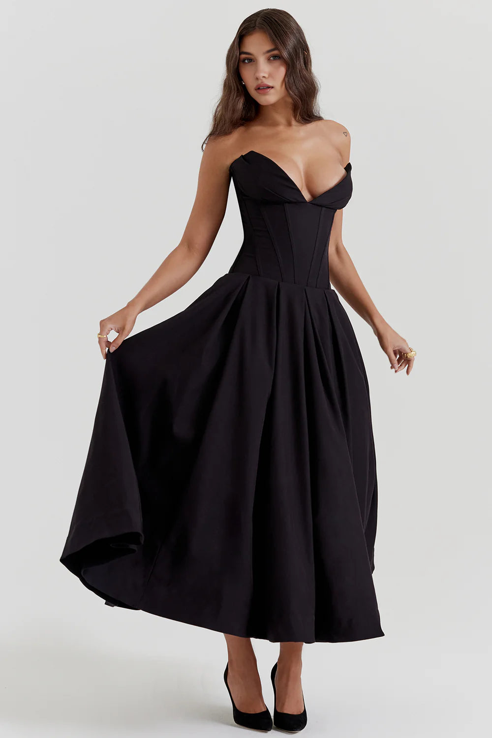 Vestido modelador SAMARA de Veska, en color negro, con diseño ajustado y detalles que realzan la figura.