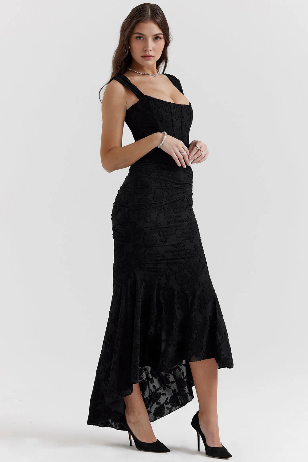 Vestido bustier Veska Ainhoa con diseño ajustado y detalles en la parte superior, en color negro con tirantes finos.