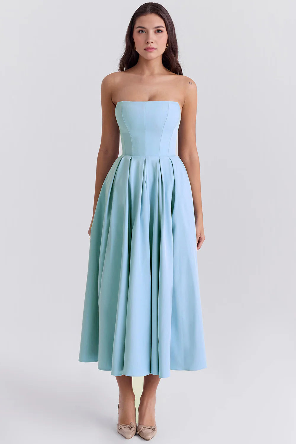 Vestido bustier CELESTE de Veska, con diseño ajustado y detalles elegantes, visible en la imagen.