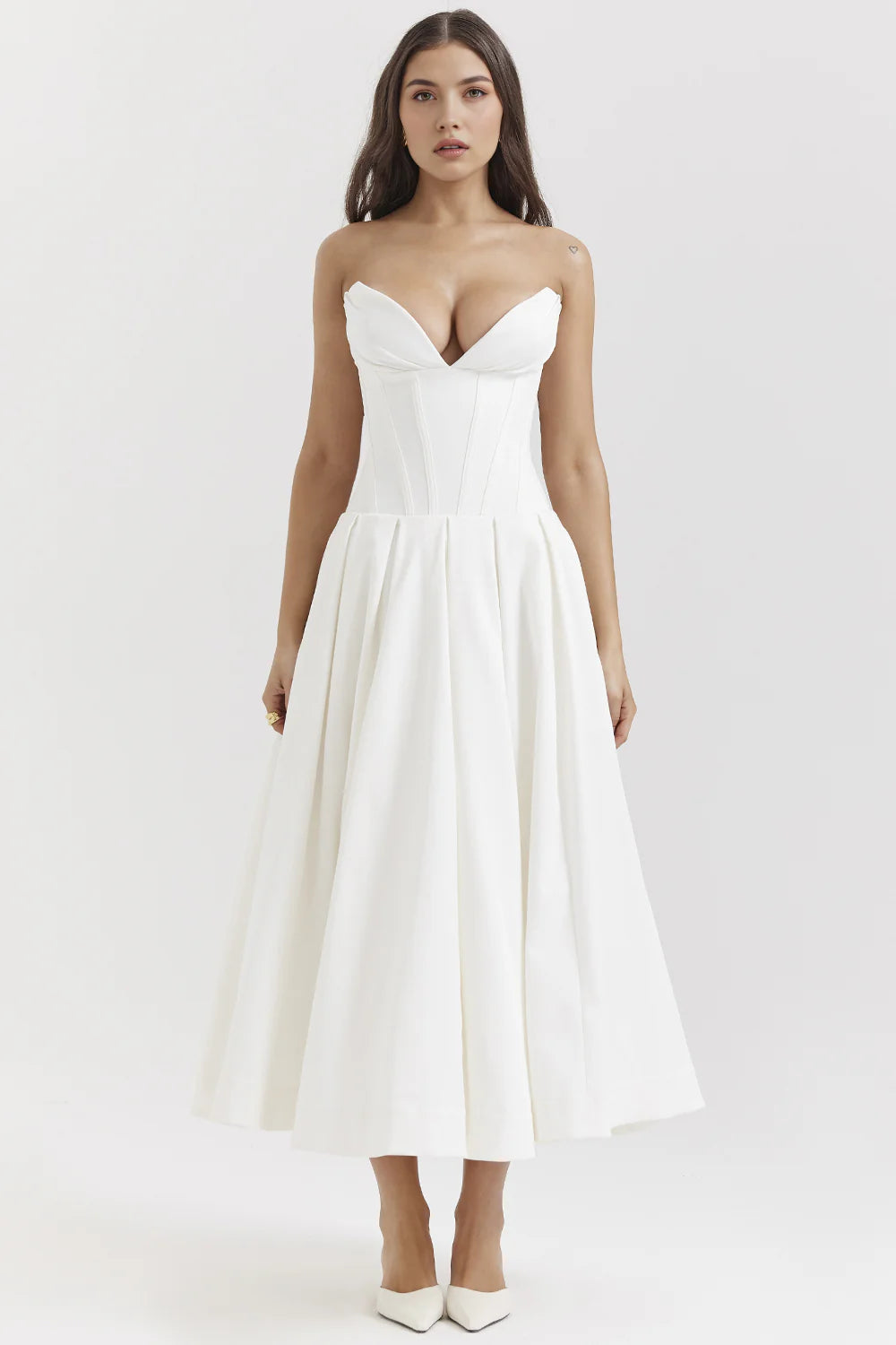 Vestido modelador Samara de Veska, en color negro, mostrando su diseño ajustado y cómodo para moldear la figura femenina.