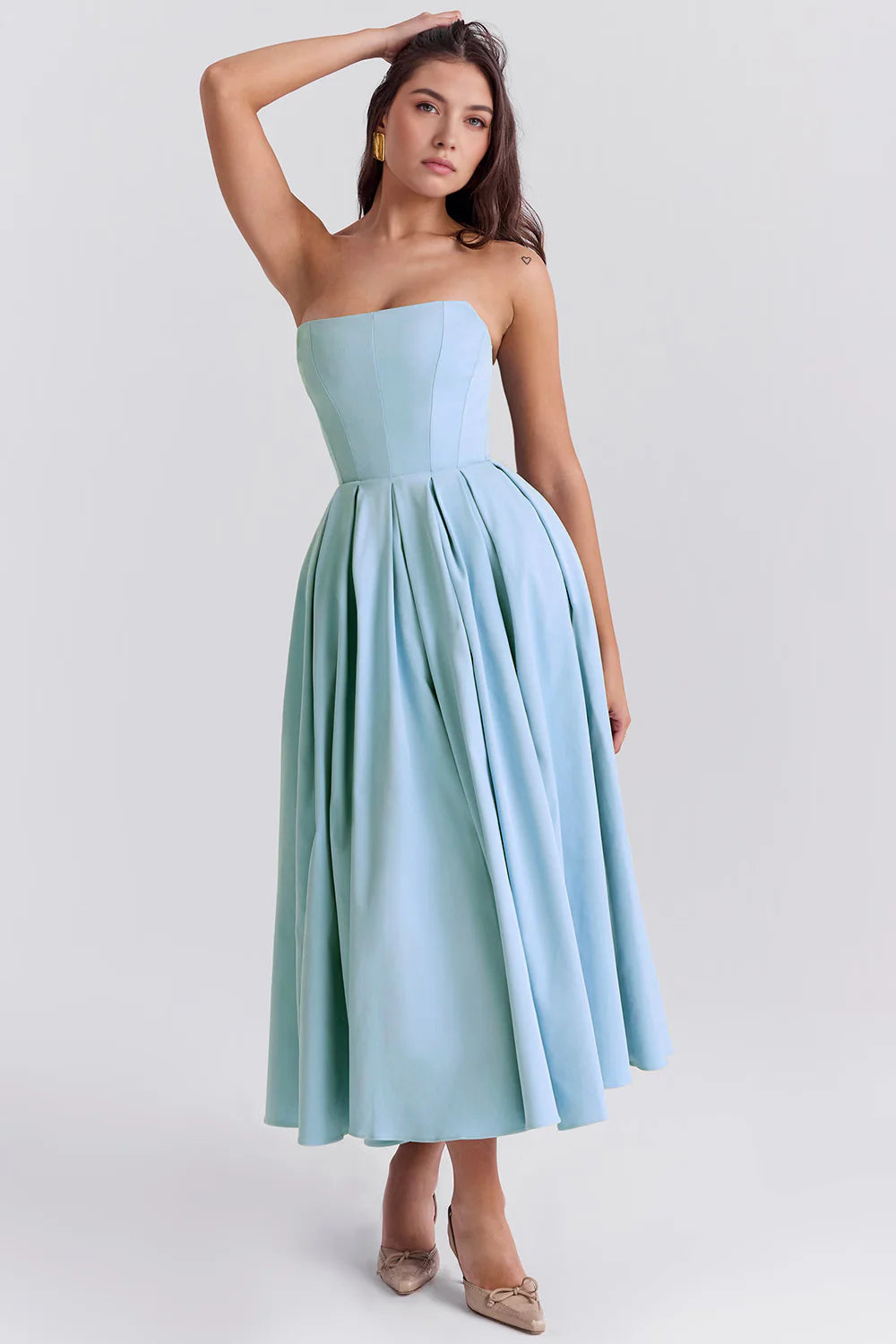 Vestido bustier CELESTE de Veska, en color celeste, con diseño ajustado y tirantes finos, para ocasiones especiales.