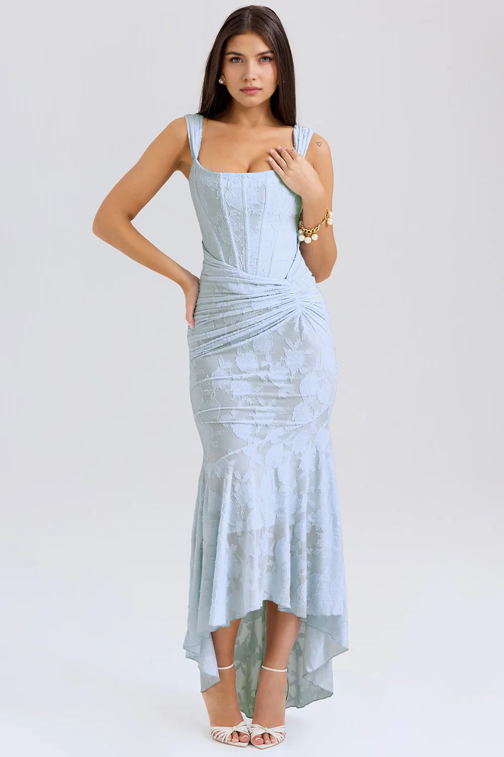 Vestido bustier Veska Ainhoa con diseño ajustado y tirantes finos, en color negro, para ocasiones elegantes.