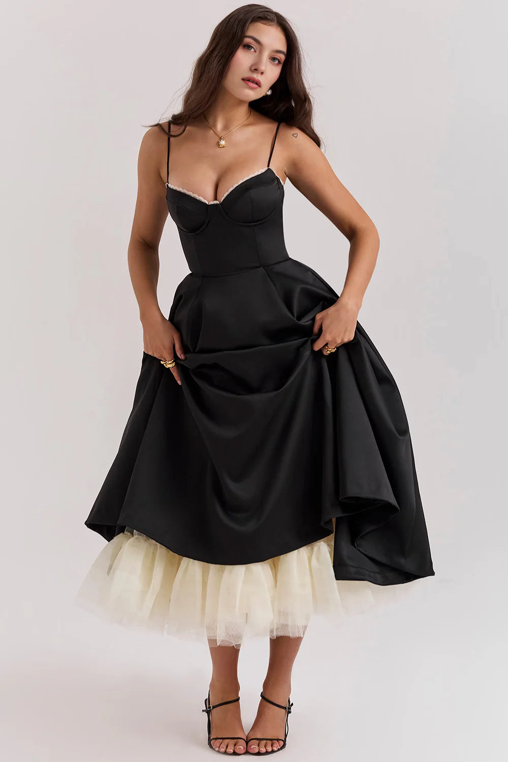 Vestido midi de la marca Veska, diseño elegante de Chloe en color neutro, con detalles de tela y corte fluido.