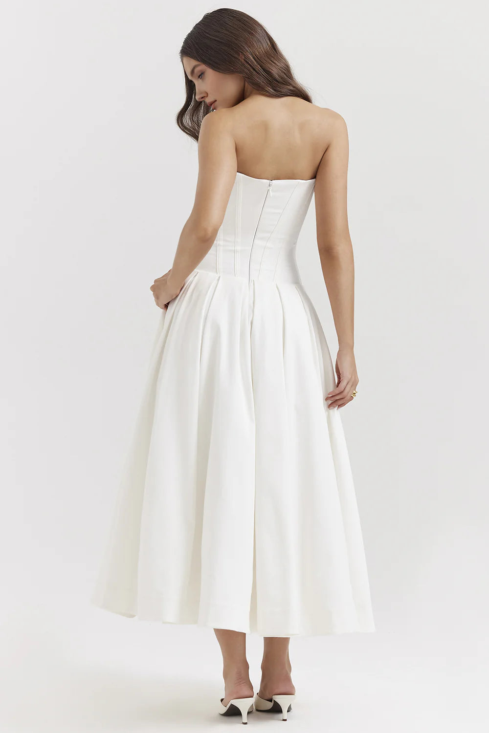 Vestido modelador Samara de Veska, en color negro, mostrando su tela ajustada y diseño elegante en la imagen.