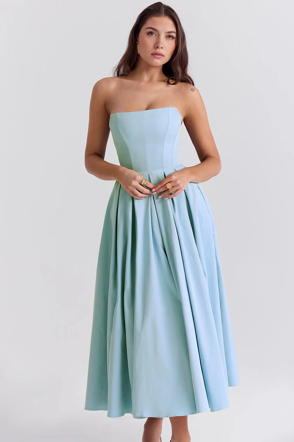 Vestido bustier CELESTE de Veska, color azul celeste, con detalles elegantes y ajuste ajustado en la parte superior.