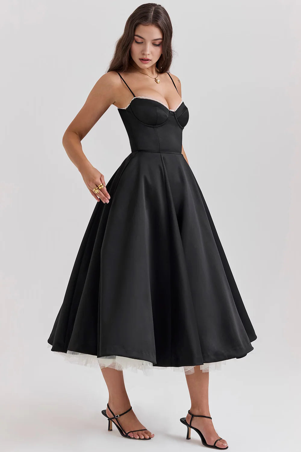 Vestido midi de Chloe por Veska, diseño elegante en tela suave, con detalles en la parte superior y caída fluida.