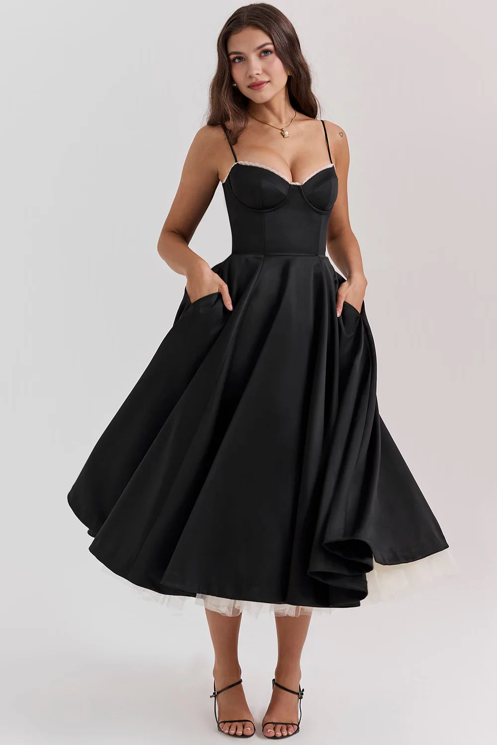 Vestido midi de Chloe por Veska, con diseño elegante y detalles en la tela, vistiendo una mujer en un entorno moderno.