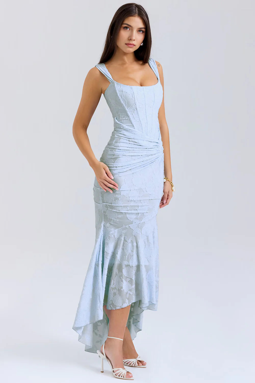 Vestido bustier Veska Ainhoa con diseño ajustado y detallado en la parte superior, en color oscuro y tela elegante.