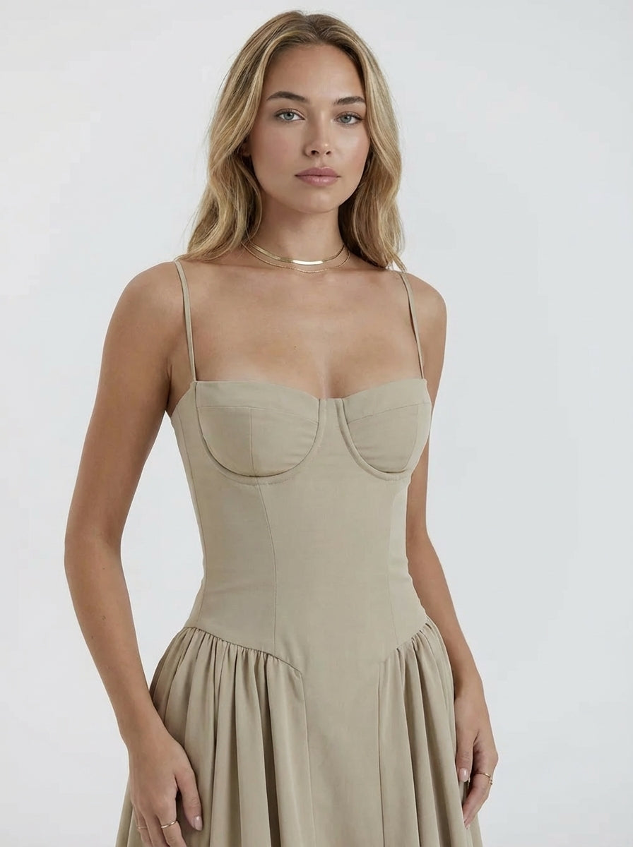 Vestido bustier Veska Annie de color negro, con diseño ajustado y detalles elegantes, mostrado en la imagen 202604071101_10.