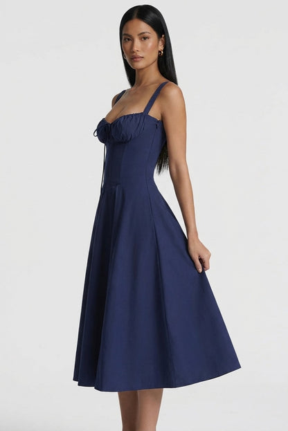 Vestido bustier EVA de Veska en color, con diseño ajustado y tirantes finos, perfecto para ocasiones elegantes.