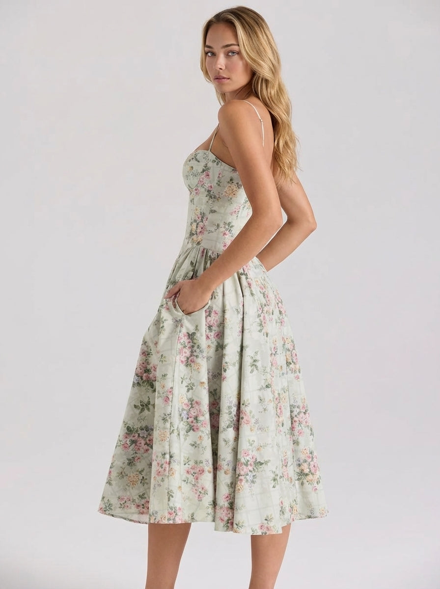 Vestido bustier ANNIE de Veska en color elegante, con diseño ajustado y detalles modernos, en la imagen 202604071101_17.