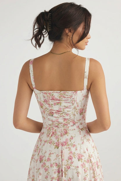 Vestido bustier de EVA de la marca Veska, en color negro, con detalles ajustados y escote favorecedor.
