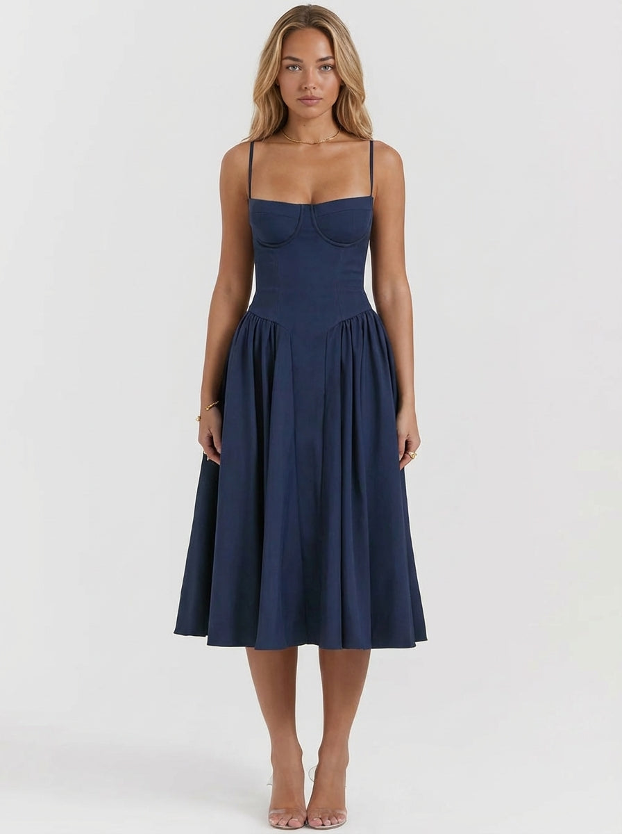 Vestido bustier Veska Annie en color vibrante, con diseño ajustado y detalles elegantes, sobre fondo neutro.