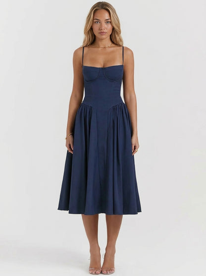 Vestido bustier Veska Annie en color vibrante, con diseño ajustado y detalles elegantes, sobre fondo neutro.