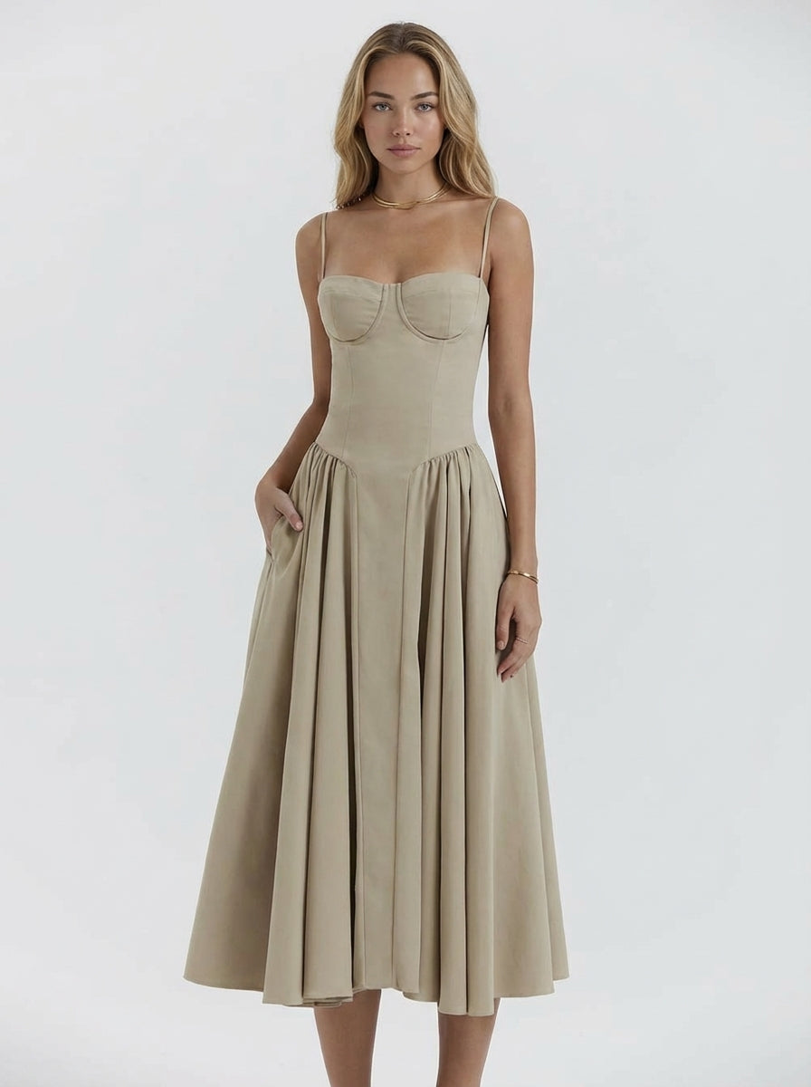 Vestido bustier Annie de Veska en color negro, con diseño ajustado y detalles elegantes para ocasiones especiales.