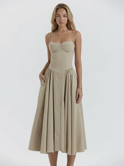 Vestido bustier Annie de Veska en color negro, con diseño ajustado y detalles elegantes para ocasiones especiales.