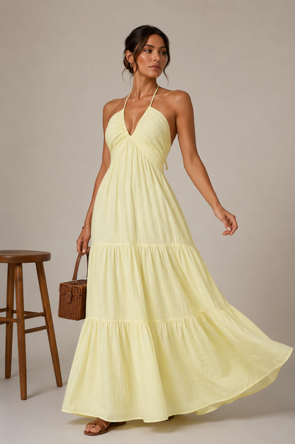 Vestido maxi halter de VESKA, largo y elegante, con diseño ajustado en la parte superior y falda fluida en la imagen.