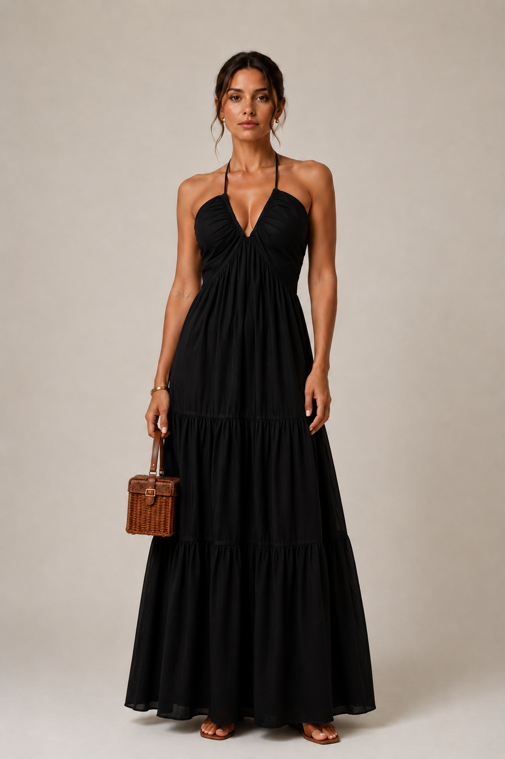 Vestido maxi halter de la marca VESKA, en color negro, con diseño fluido y escote halter, para ocasiones elegantes.