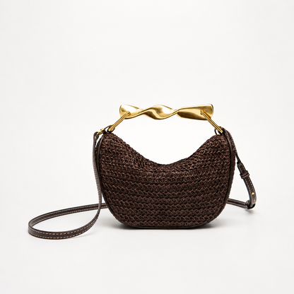 Bolso trenzado Veska con asa metálica, diseño elegante y moderno, mostrado en color neutro con detalles trenzados.