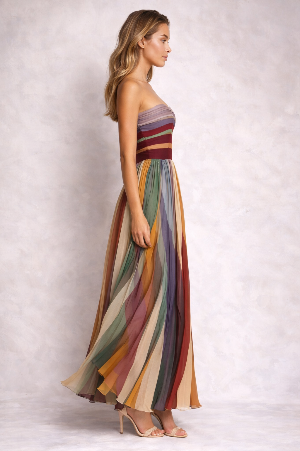 Vestido largo plisado multicolor Veska Hera I, con falda fluida y diseño elegante visible en la imagen.
