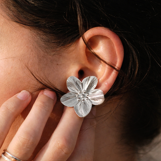 Pendientes de aro con diseño de flor hibisco de Veska, accesorios elegantes y coloridos para mujer.