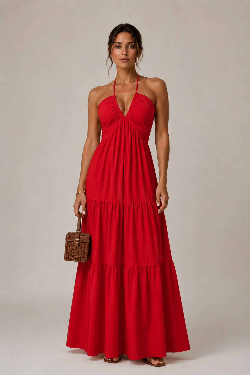Vestido maxi halter de VESKA, diseño largo y elegante con escote en halter, para eventos sofisticados y ocasiones especiales.