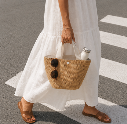 Bolso de rafia y algodón VESKA con correa y detalles en tonos naturales, ideal para uso casual y verano.