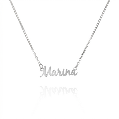 Collar de tenis personalizado de la marca Veska con nombre grabado, diseñado en plata con detalles elegantes y moderno estilo.