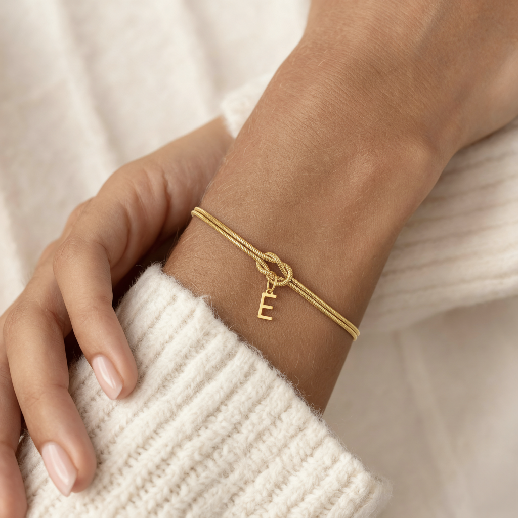 Bransoletka z literą "Knot" - Veska 