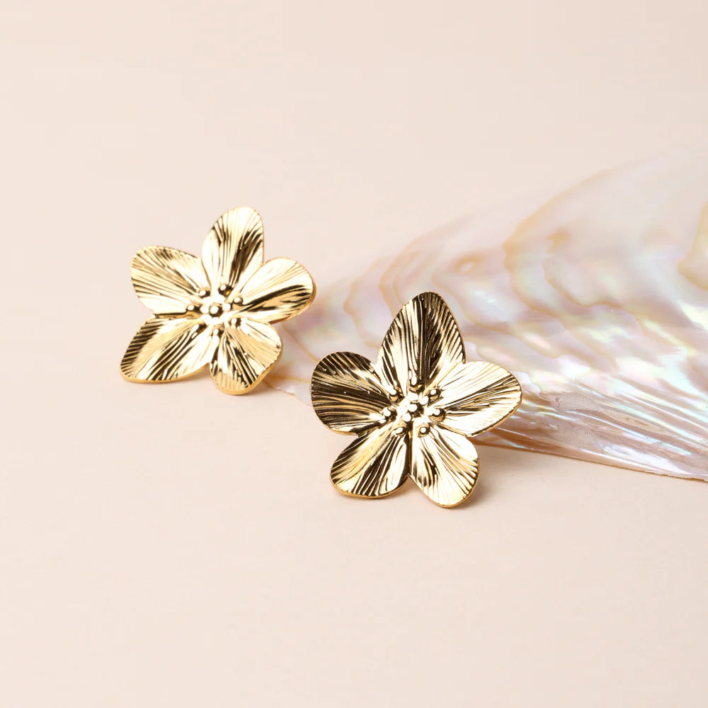 Pendientes de oro en forma de flor hibisco de Veska, con detalles delicados y diseño elegante para lucir en ocasiones especiales.