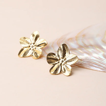 Pendientes de oro en forma de flor hibisco de Veska, con detalles delicados y diseño elegante para lucir en ocasiones especiales.