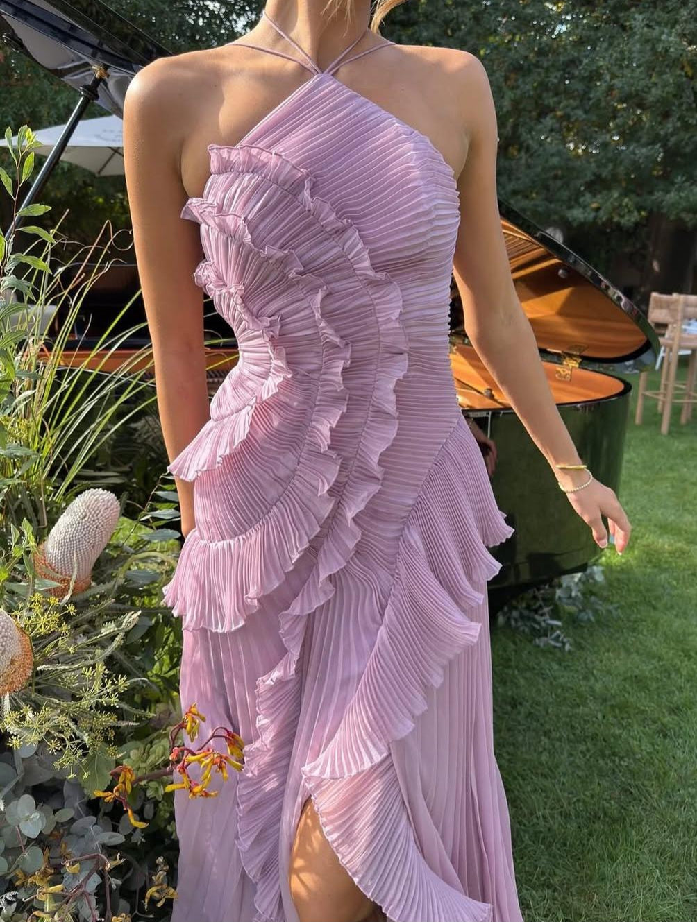 VESTIDO CON VOLANTES ESCOTE HALTER - Veska 