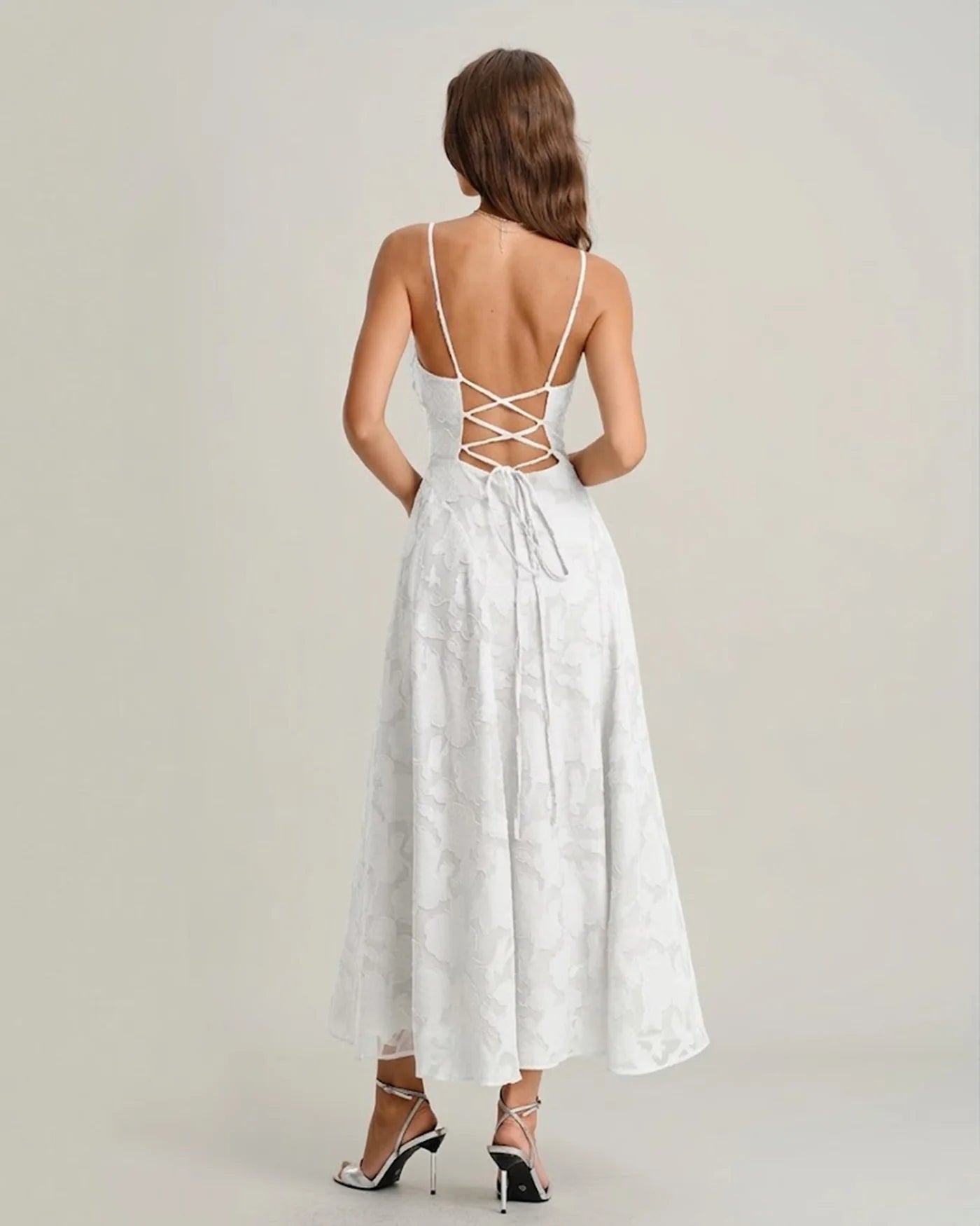 Vestido VESKA de gala de silueta en A confeccionado en exquisito tejido de Jacquard rígido.