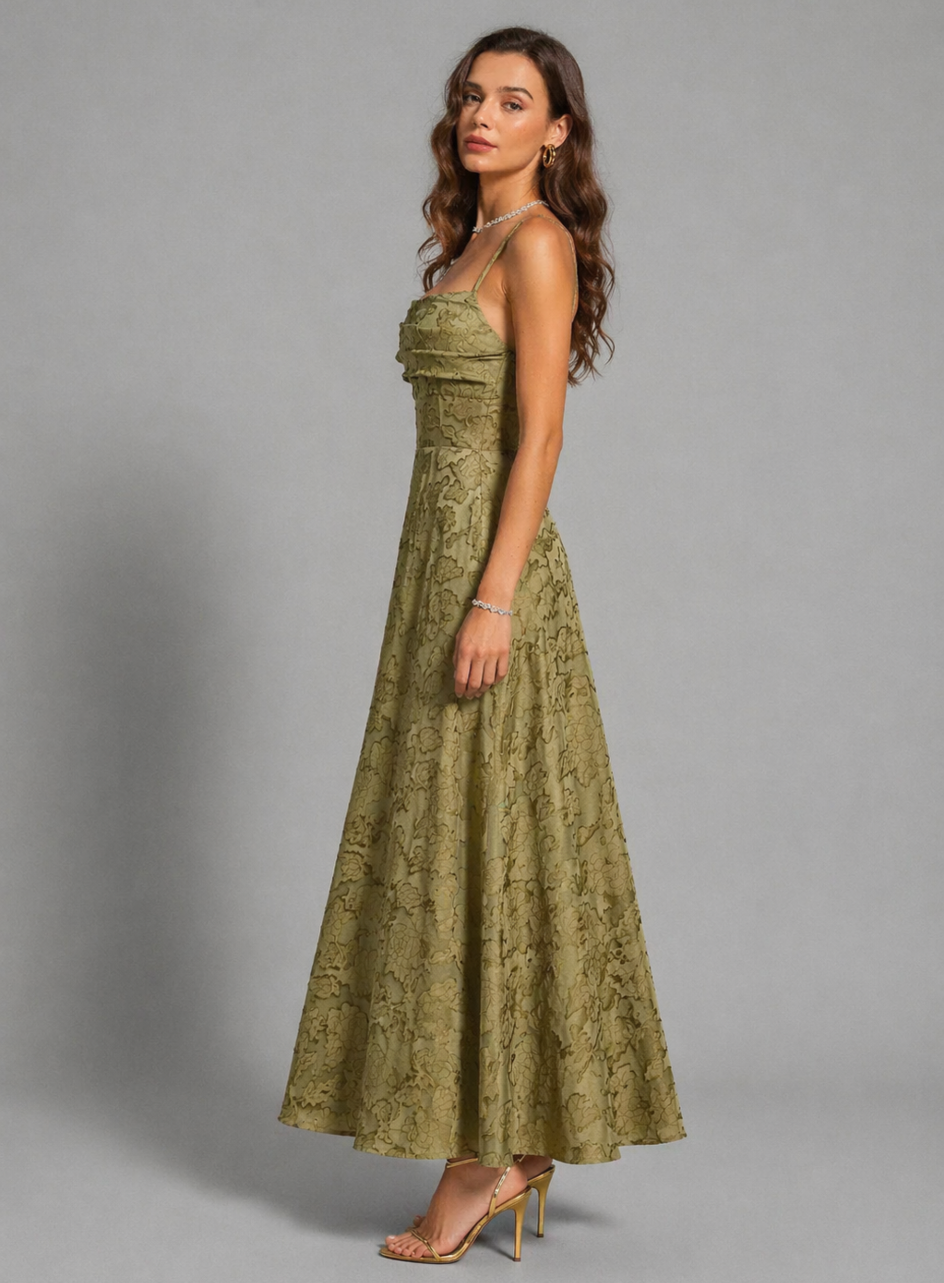 Vestido VESKA de gala de silueta en A confeccionado en exquisito tejido de Jacquard rígido.