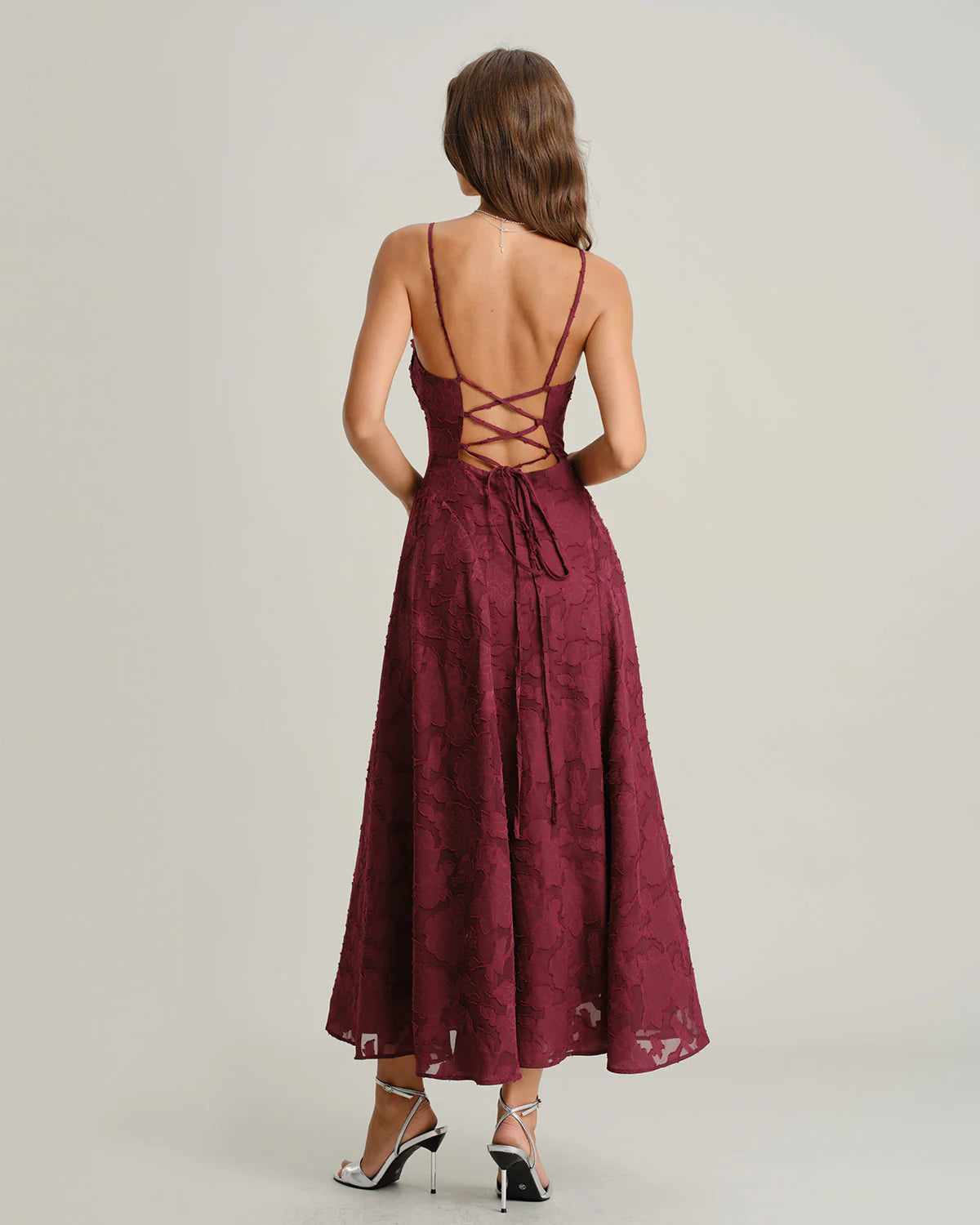 Vestido VESKA de gala de silueta en A confeccionado en exquisito tejido de Jacquard rígido.