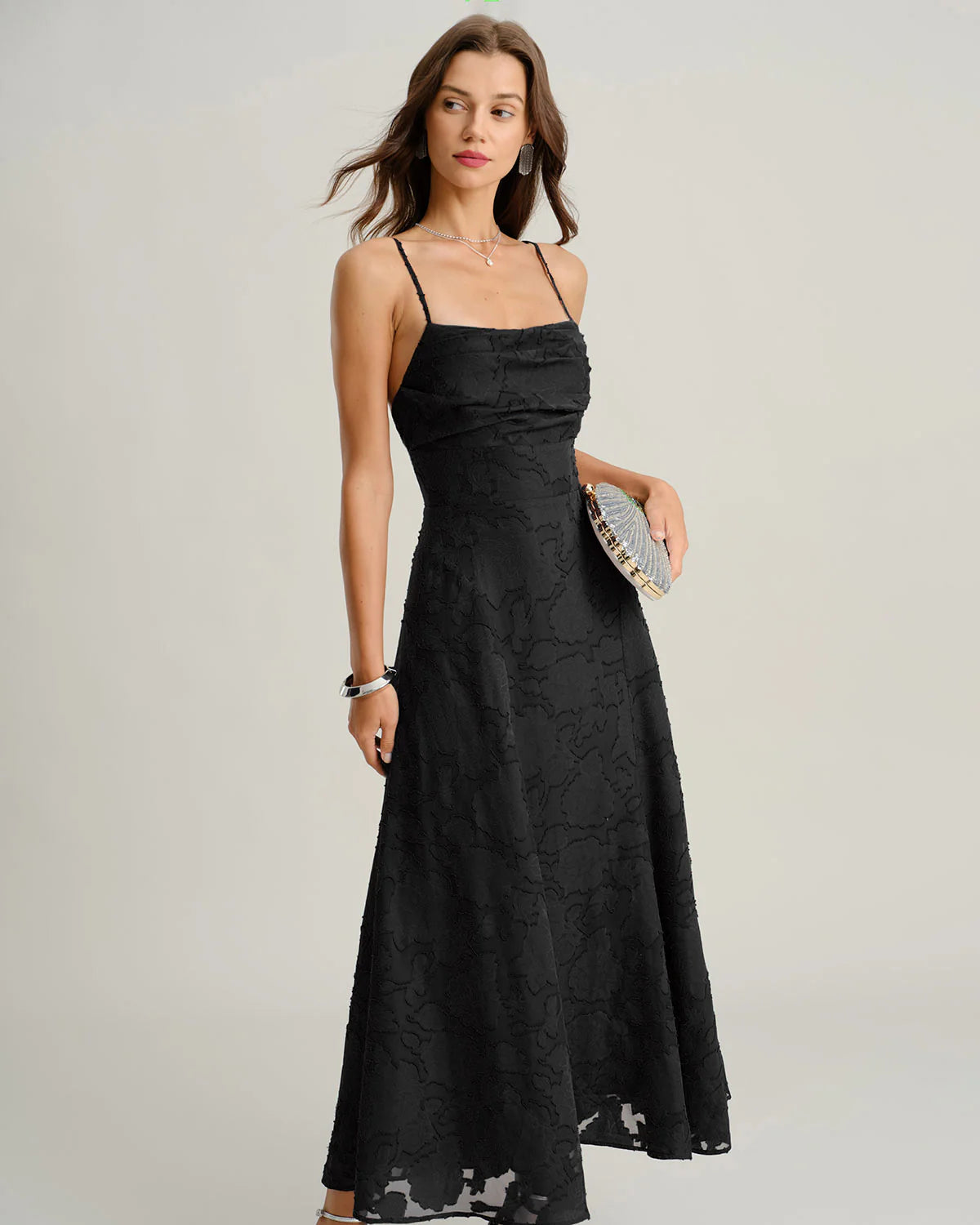 Vestido VESKA de gala de silueta en A confeccionado en exquisito tejido de Jacquard rígido.
