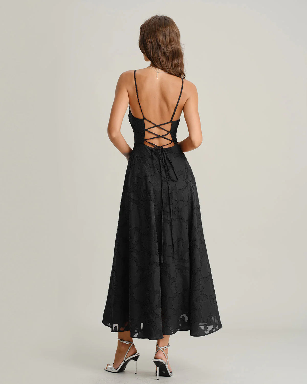 Vestido VESKA de gala de silueta en A confeccionado en exquisito tejido de Jacquard rígido.