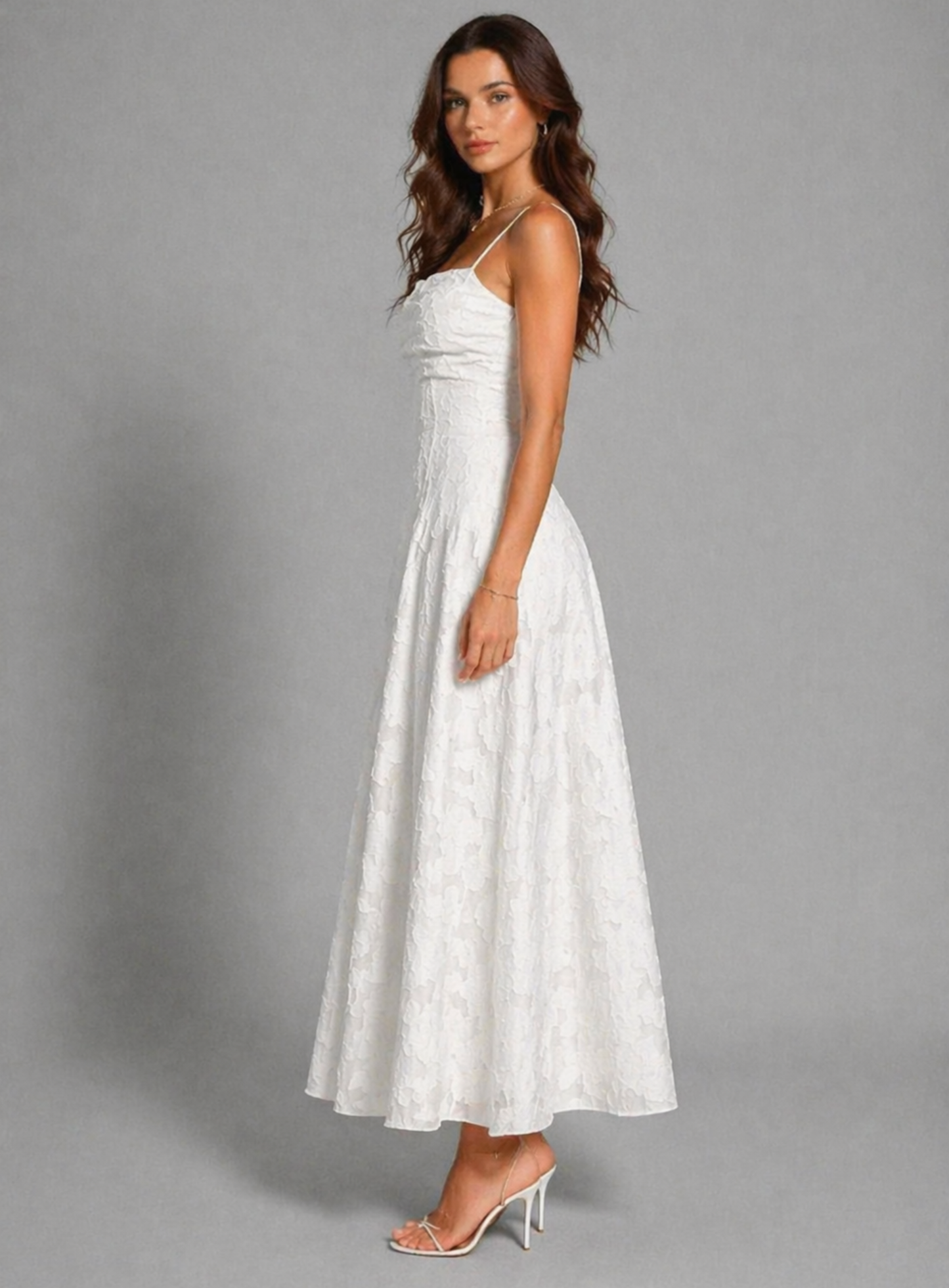 Vestido VESKA de gala de silueta en A confeccionado en exquisito tejido de Jacquard rígido.