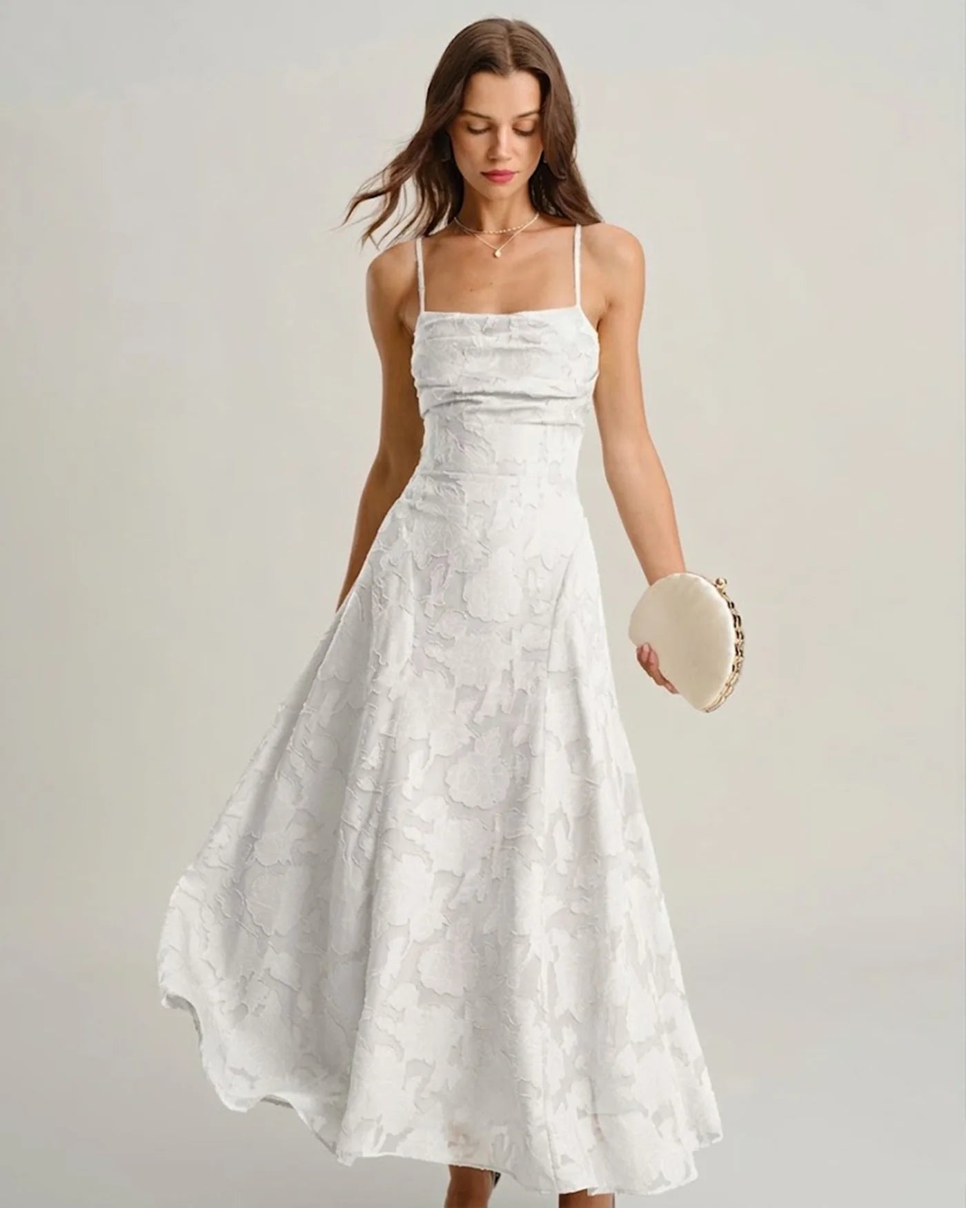 Vestido VESKA de gala de silueta en A confeccionado en exquisito tejido de Jacquard rígido.