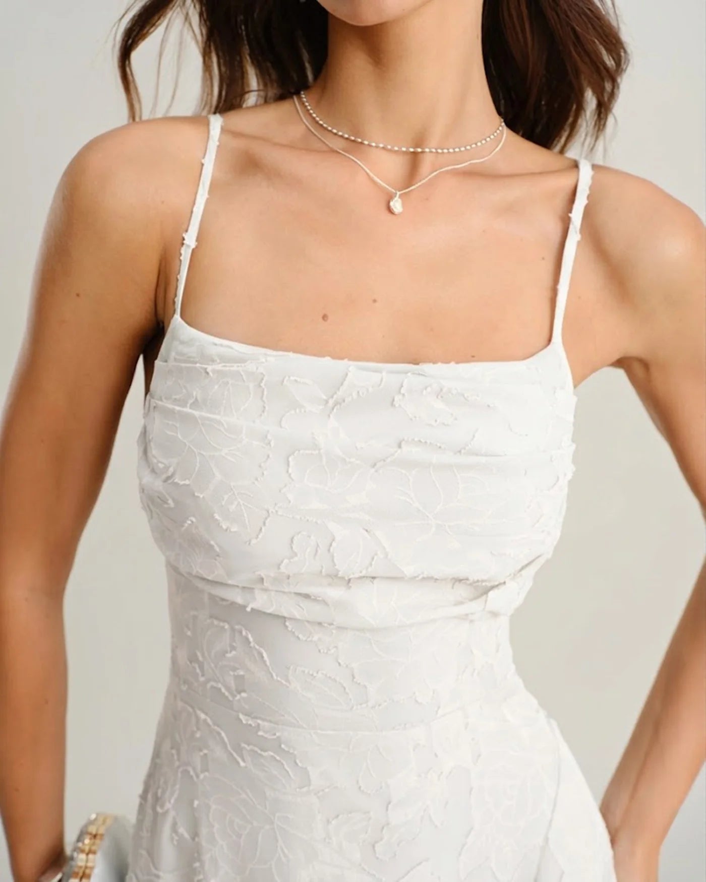 Vestido VESKA de gala de silueta en A confeccionado en exquisito tejido de Jacquard rígido.