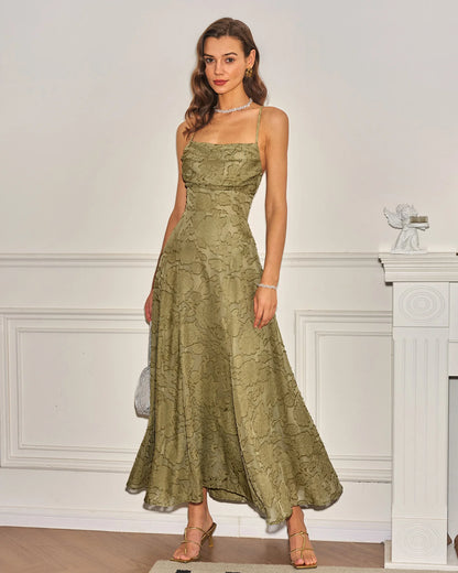 Vestido VESKA de gala de silueta en A confeccionado en exquisito tejido de Jacquard rígido.
