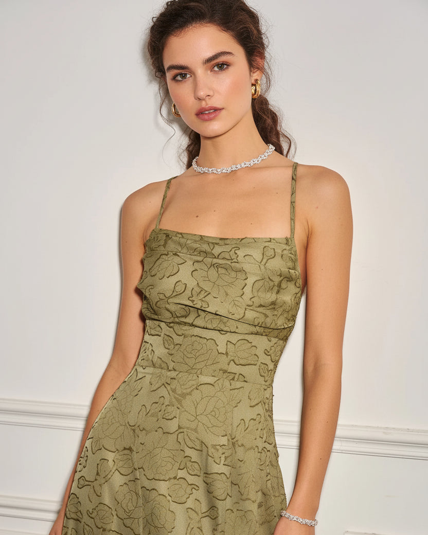 Vestido VESKA de gala de silueta en A confeccionado en exquisito tejido de Jacquard rígido.