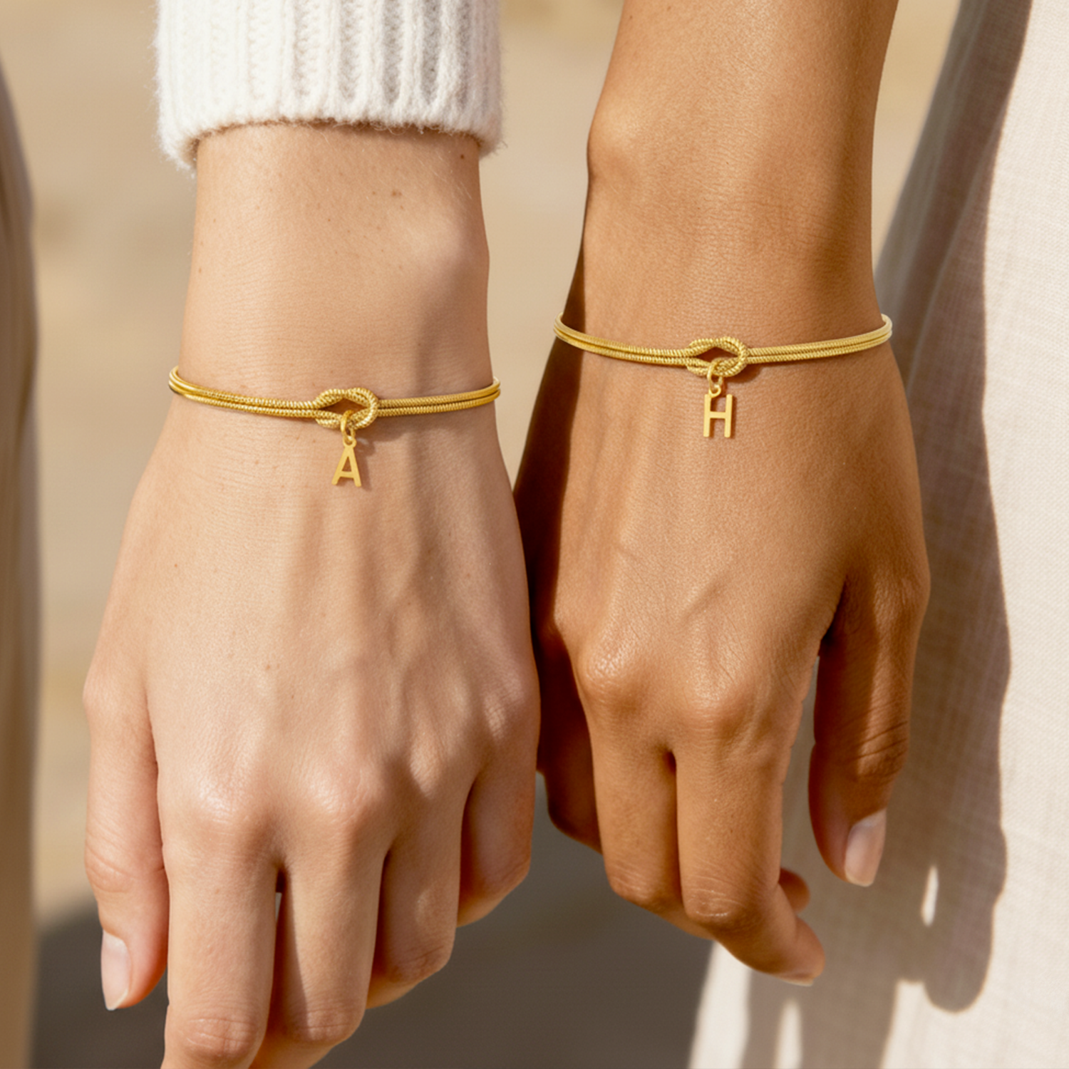 Bransoletka z literą "Knot" - Veska 
