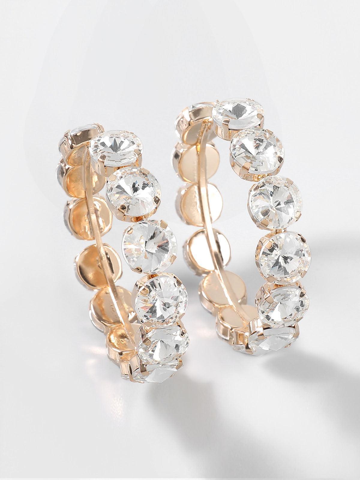 Pendientes aro Veska con piedras engastadas, aretes elegantes de aro con detalles brillantes y acabado metálico.