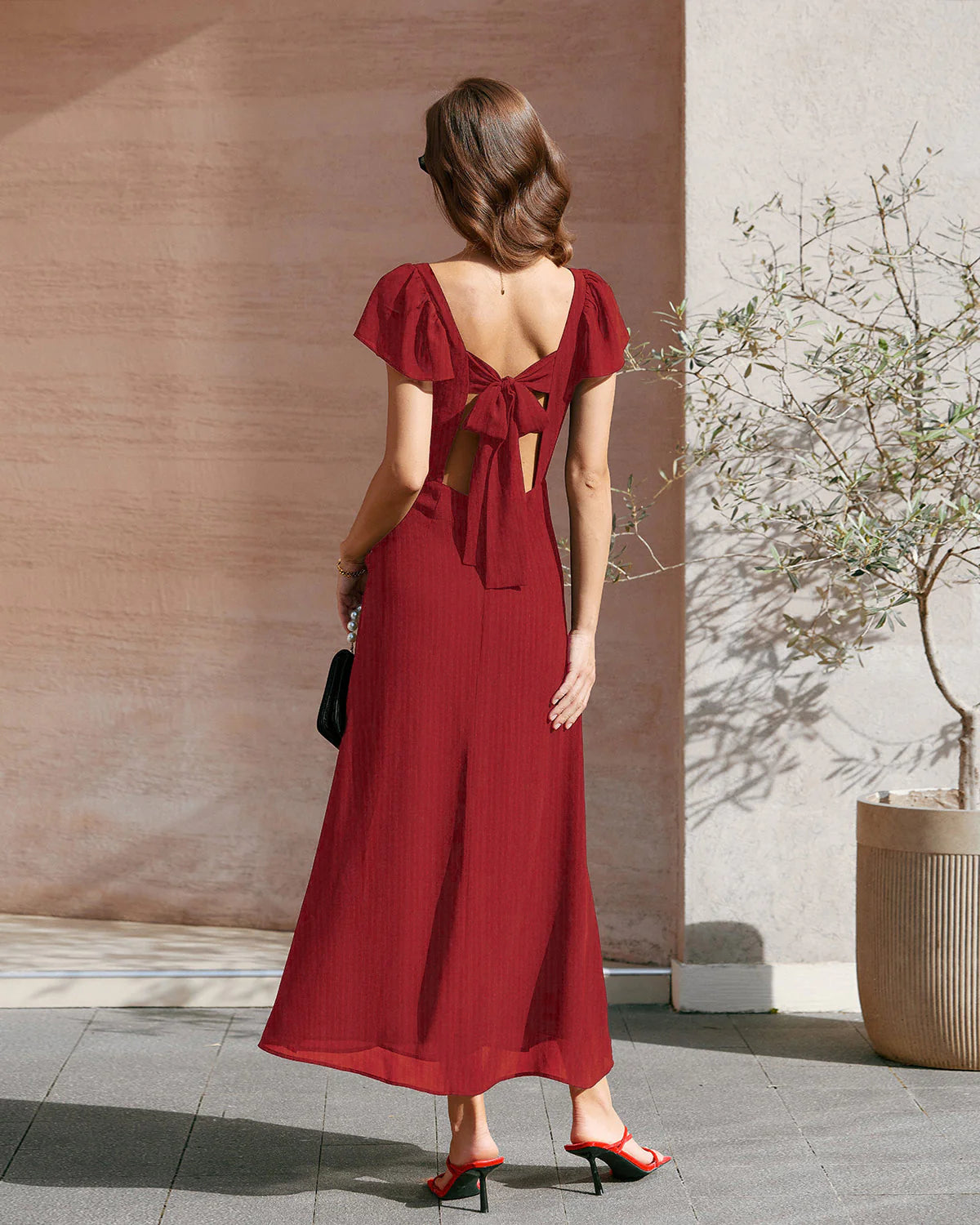 Vestido de gala VESKA con silueta en A, confeccionado en un sofisticado tejido Jacquard de alta estructura.