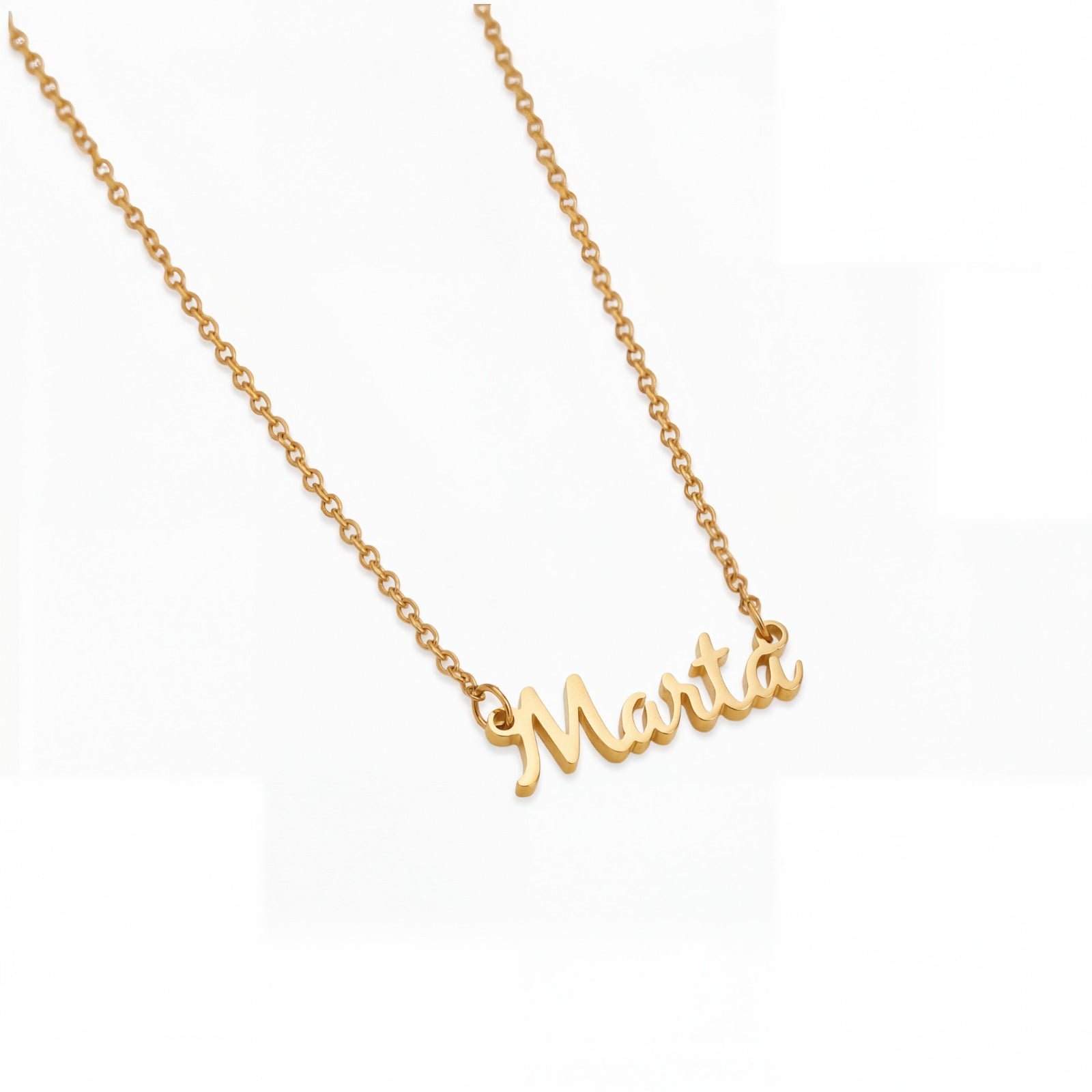 Collar de tenis personalizado con nombre en plata de Veska, muestra el colgante con grabado y detalles elegantes.